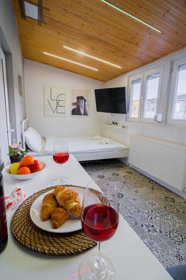 One Bedroom Flat In Bucharest'S Historic District Экстерьер фото